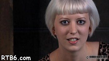Odtwórz Podniecona blond pokojówka zabawia się urządzeniem małżeńskim