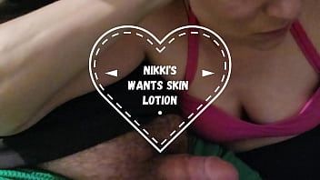 play Nikki quiere un poco de loción para su piel