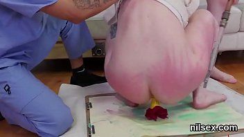 Reproducir Cutie cachonda fue tomada en el asilo del agujero del culo para un tratamiento desinhibido