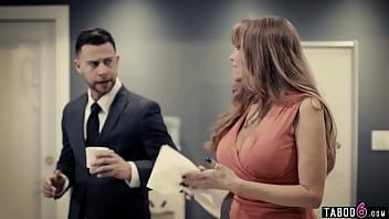 Abspielen Oma Sekretärin Darla Crane fickt ihren neuen jungen Chef in seinem Büro