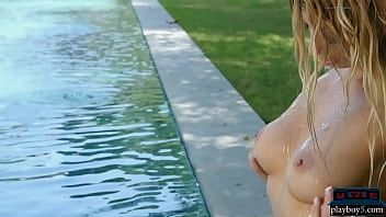 Reproduzir Grandes seios naturais britânico milf bexie williams striptease ao ar livre e posando quente