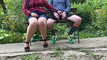 Afspelen Milf gaat naast een jonge man zitten en wil hem zien pissen