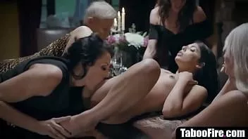 play Belle-mère lesbienne baise sa belle-fille devant ses meilleures amies de milf