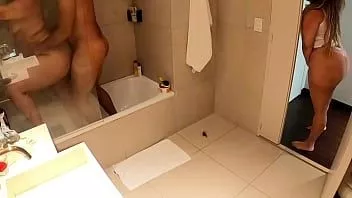 play Spiando la mia migliore amica e il suo ragazzo sotto la doccia