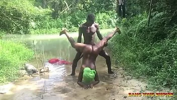 play Yahoo boy populaire pris dans la rivière en train de baiser une fille du village pour renouveler le charme de la bonne chance sur ses clients