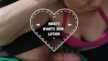 Oynat Nikki cildi için biraz losyon istiyor