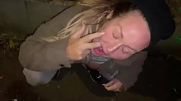 Oynat Cum shot almak için sokakta bir içki teklif etti