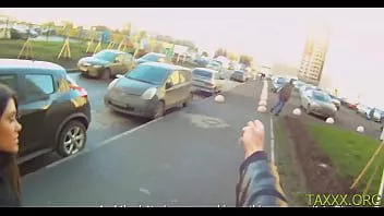 Afspelen Sensuele honing elisaveta gulobeva komt klaar tijdens het rijden