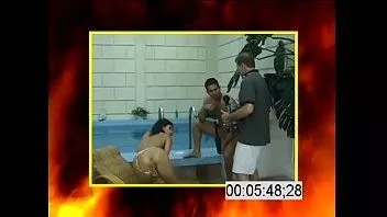 Jouer Scènes bonus qui ne sont pas incluses dans le film "culs en feu"