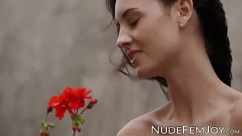 Afspelen Sabrina g pronkt buiten met natuurlijke tieten en geschoren poesje