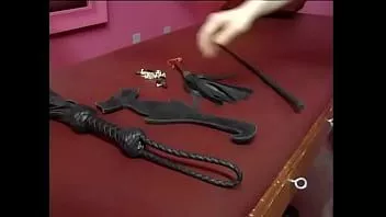 play Brunette liar dengan pakaian dalam lateks merah mengikat cewek slutty dan memukul pantatnya yang enak dengan cambuk
