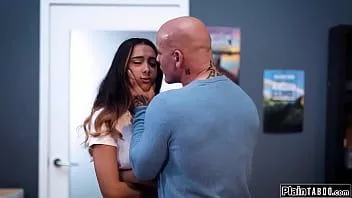 play Beau-père frappe sa belle-fille bratty