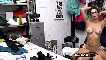 play Ibu seksi dengan payudara indah lelucon dan keparat di backoffice