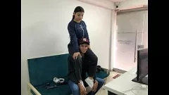 play Ma demi-soeur monte sur mes épaules pendant que je lui baise la bouche