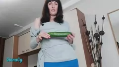 Oynat Esmer Milf'in kıllı kedi sulu ve bir salatalıktan şişmiş