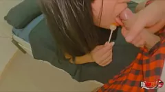 play Hot Teen Brunette Deepthroats Big Cock et se fait sperme dans la bouche