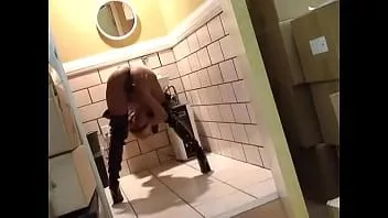 Abspielen Wunderschöne Pornostars in wunderschönen Dessous pinkeln vor dem Dreh ins Badezimmer