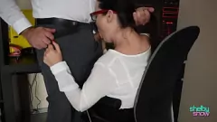 Putar Busty Milf Shelby mendapatkan krim di pantatnya oleh bosnya di kantor
