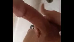 Redare Golden Shower Delight: Skinny Guy se bucură de un cocoș mare la duș
