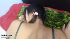 Reproducir Petite European Teen tiene un intenso trío casero con primo y estrella porno