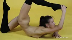 Abspielen Die flexible und explizite Akrobatik der Nacktturnerin Sanya Semashko