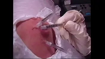 Jouer Une brune coquine et une rousse aux gros seins ont enveloppé le corps d'un mec avec un film et lui ont injecté des seringues