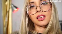 চালান সুসি লাভের কাস্টিং: স্বর্ণকেশী কলম্বিয়ান বিউটি ফেটিশ সেন্টারে ডিল্ডোস এবং ললিপপের সাথে খেলছে