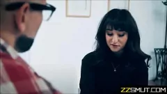 Reproducir La hijastra regresa a casa y su padrastro no puede resistirse a su apretado coño y a una sesión de follada dura