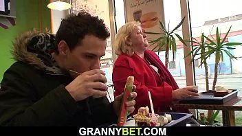 play Recoge a una abuela enorme de 80 años para tener sexo