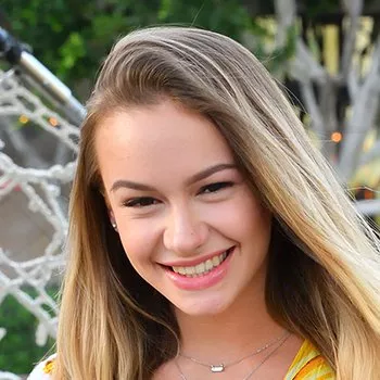 Порнозвезда Naomi Swann